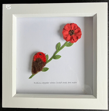 Load image into Gallery viewer, NEEDLE FELTING ROBIN PICTURES/ WITH FLOWERS
