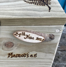 Load image into Gallery viewer, PERSONALISED HANDMADE BOX/ PERSONALISED WITH FREEHAND PYROGRAPHY
