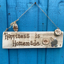 Load image into Gallery viewer, PERSONALISED BABY PEBBLE ART PLAQUE/ &quot;HAPPINESS IS HOMEMADE&quot;
