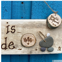 Load image into Gallery viewer, PERSONALISED BABY PEBBLE ART PLAQUE/ &quot;HAPPINESS IS HOMEMADE&quot;
